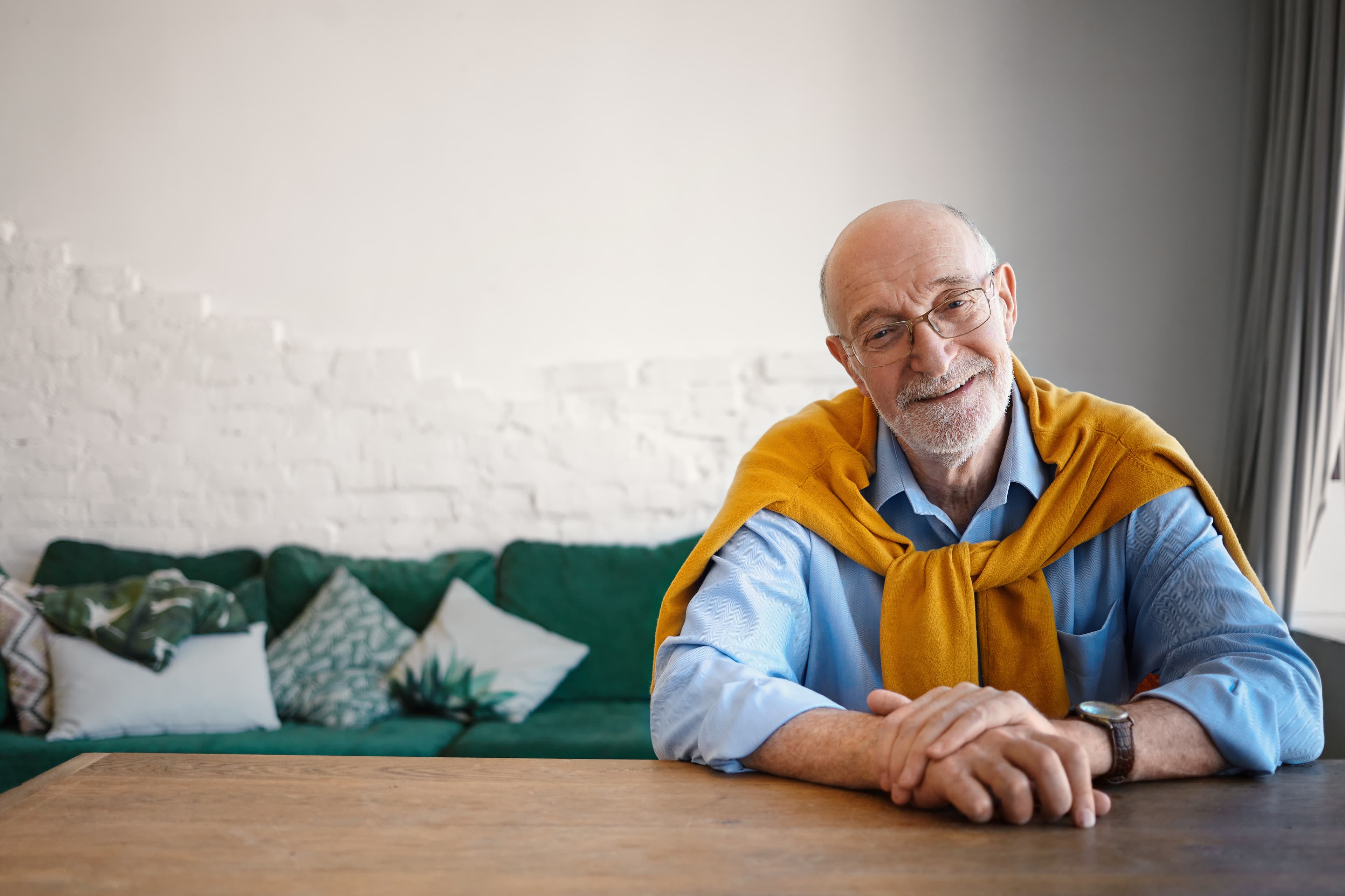 Senior souriant au bureau, en tenue professionnelle