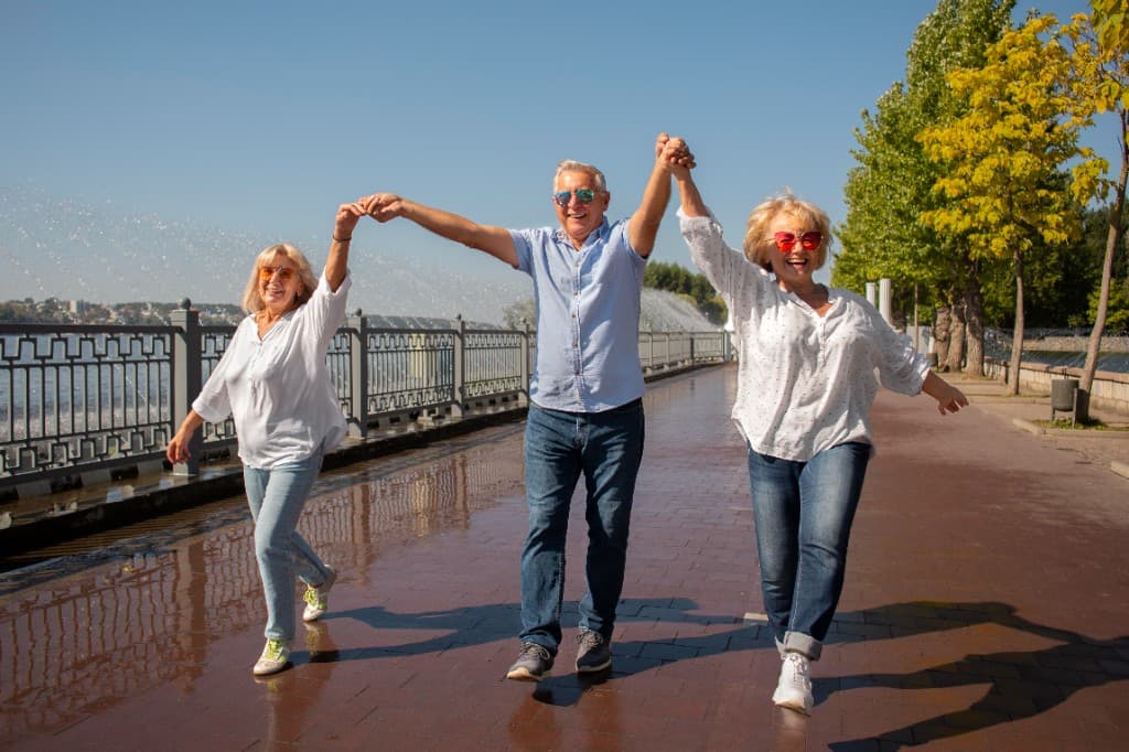 Seniors souriants se promenant ensemble